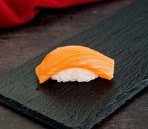 Суши с лососем