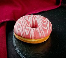 Донат с клубничной начинкой