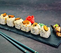 Теплый вулкан и спайси суши с мидиями