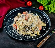 Паста с курицей и грибами