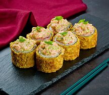 Жареный ролл с лососем