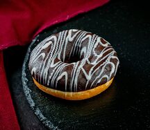 Донат с шоколадной начинкой
