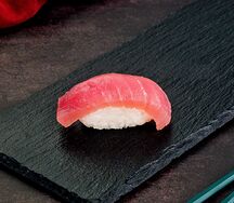 Суши с тунцом