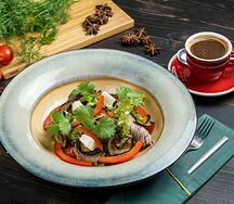 Теплый салат с ростбифом, баклажаном и сыром фета