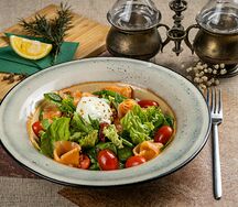 Салат с лососем и яйцом пашот