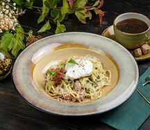 Спагетти Карбонара с яйцом Пашот и чипсами из бекона