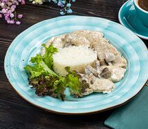 Ломтики куриного филе с грибами и рисом