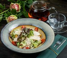 Салат Цезарь с курицей