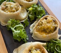 Блины с курицей, сырным соусом и овощами