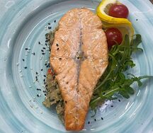 Стейк из лосося с киноа и овощами 