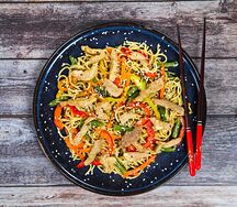 Яичная лапша с курицей