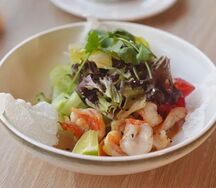 Салат с креветкой и соусом на кокосовых сливках