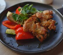 Мясо цыпленка тандури с печеными овощами