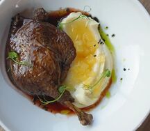 Утиная ножка с пюре из сельдерея и конфитюром из яблок