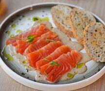 Закуска со слабосоленой семгой с кунжутным соусом
