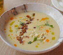 Сливочный суп с лососем, овощами и томатами черри
