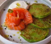 Оладьи из цукини и киноа с лососем и крем-чизом