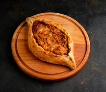 Хачапури по-аджарски с фасолью и беконом