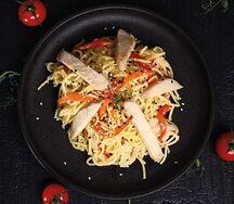 Яичная лапша с курицей в сливочном соусе