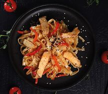 Удон с курицей в соусе сладкий чили