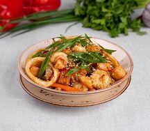 Жареный рис с креветками