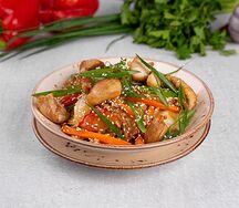 Жареный рис с курицей и креветками