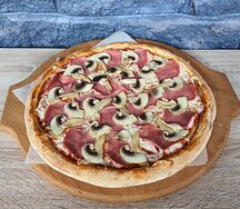 Пицца с ветчиной и грибами