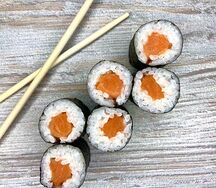 Классический ролл с лососем