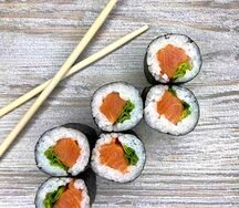 Классический ролл с копченым лососем и луком