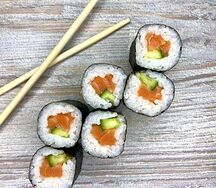 Классический ролл с лососем и огурцом