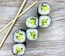 Классический ролл с огурцом