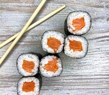Классический ролл с копченым лососем