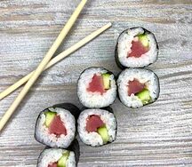 Классический ролл с тунцом и огурцом
