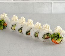 Ролл с авокадо и лососем