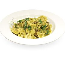Паста Фарфалле с курицей и грибами в соусе песто