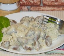 Куриные потрошки в сметане