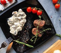 Медальоны из говяжьей вырезки под сливочно-грибным соусом