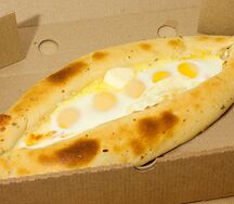 Хачапури по-аджарски с перепелиными яйцами