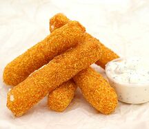 Сырные палочки с белым чесночным соусом