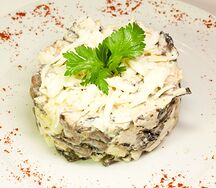 Салат с курицей и грибами