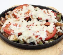 Горячая сковородка с курицей