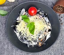 Черные спагетти с морепродуктами