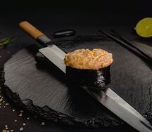 Гункан с лососем