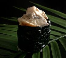 Гункан с угрем и соусом спайси