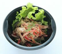 Тёплый салат с курицей