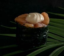 Гункан с лососем и соусом спайси