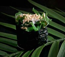 Гункан с маринованными водорослями чука