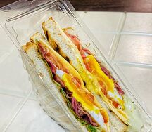 Сэндвич с беконом и яйцом