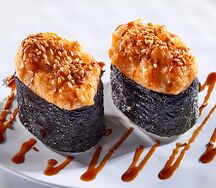 Гункан с запеченным лососем