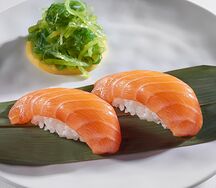 Суши с лососем